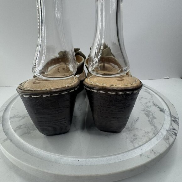 Born‎ Wedge Thong Flip Flop Sandals heels Floral Accent Beige Leather Size 8 GUC - Picture 8 of 8